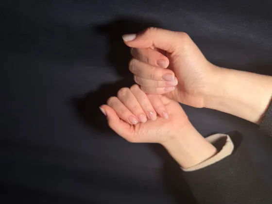 Naturnahe milchig-nude Gelnägel, kurz und oval, dezent glänzend